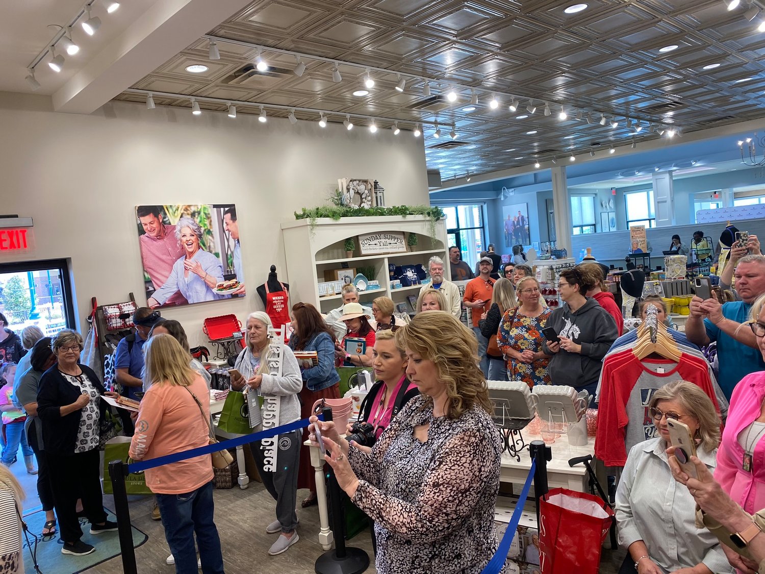 Gulf Coast Media Paula Deen draws a large crowd to OWA