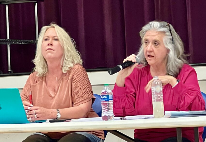 Alma d’Arte governing board members Kimberly Skaggs and board president Richelle Peugh-Swafford, speaking into microphone, during a special meeting of the board on April 25.
