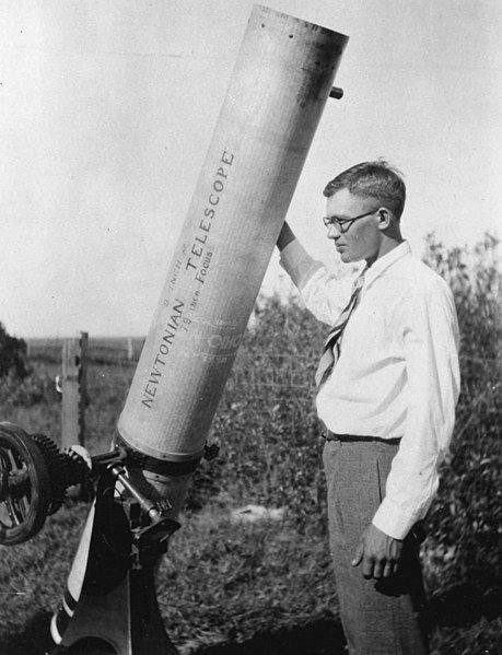 Clyde Tombaugh at his family's farm with his homemade telescope (1928)