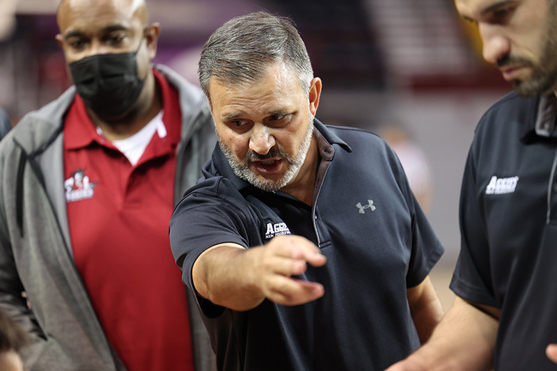 New Mexico State University men’s basketball coach Chris Jans directs his team during a recent open-to-the-public scrimmage.