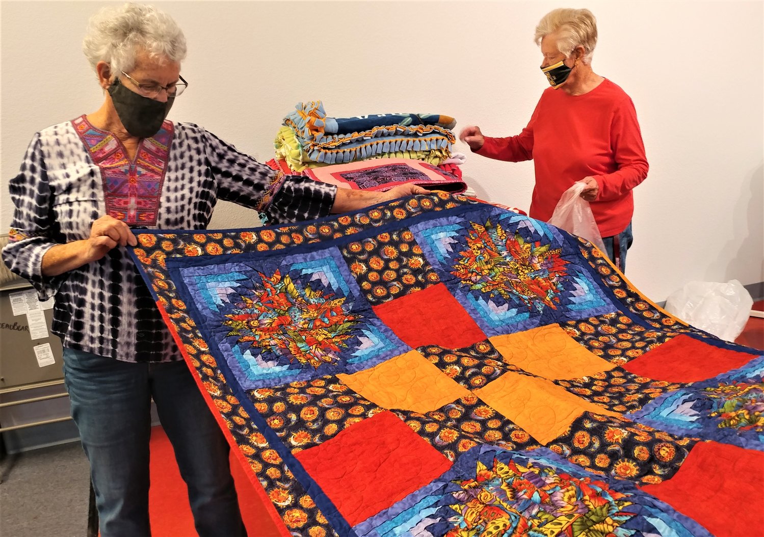 Project Linus Las Cruces chapter coordinator Suzi Stoltzfus and member Carolyn Henry with one of the chapter’s completed quilts.
