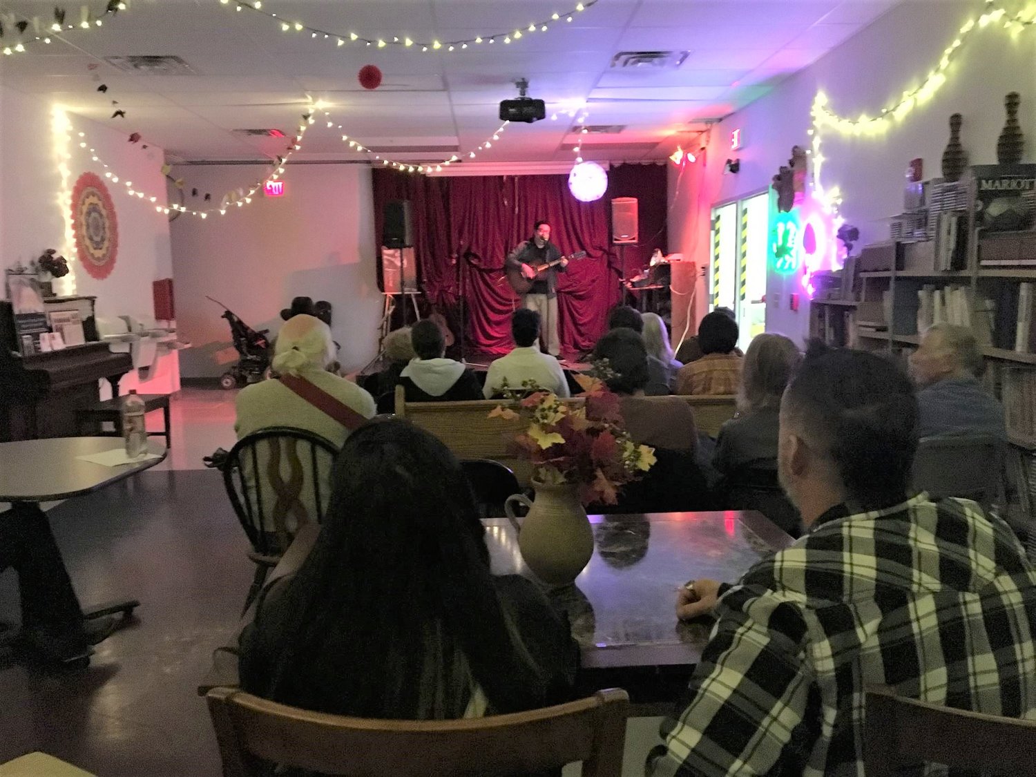 An open mic event at Cruces Creatives in 2020