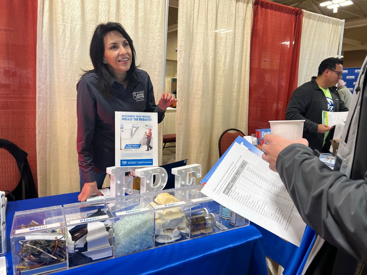 Information on all sorts of electrical power options is available during the PowerUP expo held Friday and Saturday, January 20-21 at the Las Cruces Convention Center. El Paso Electric’s Araceli Perea chats with a visitor to the event.