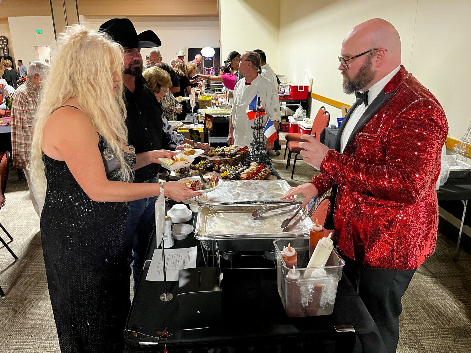 Dr. John Tucker of Mesilla Valley Hospice describes his dish to a guest at the annual Men Who Cook event Aug. 12 at the Las Cruces Convention Center, a benefit for Mesilla Valley Hospice.