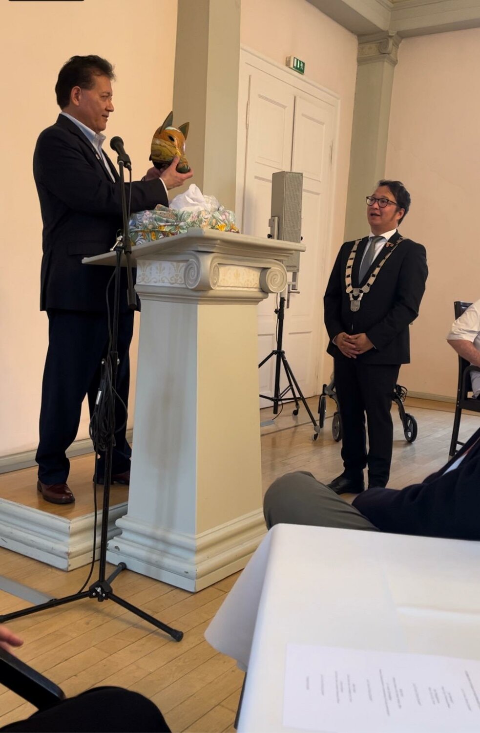 Mayor Ken Miyagishima presenting a gift to Nienburg Mayor Jan Wendorf.