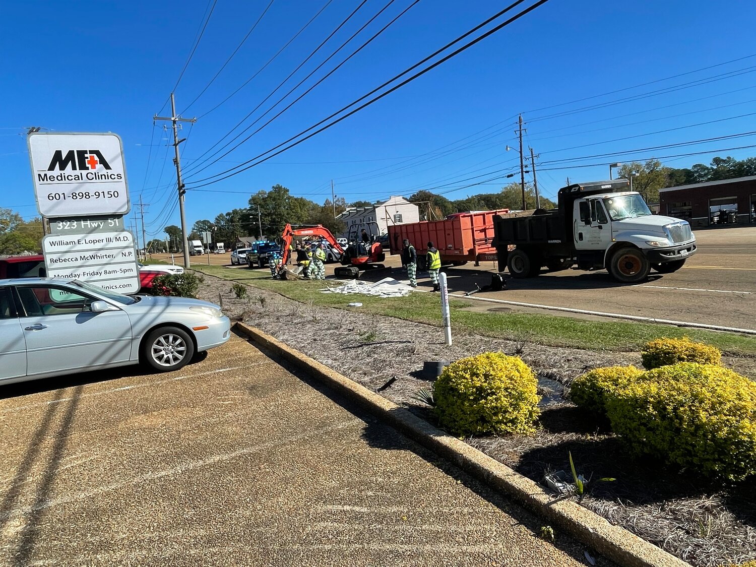 Marble slabs fall off truck blocking traffic on R’land’s U.S. 51