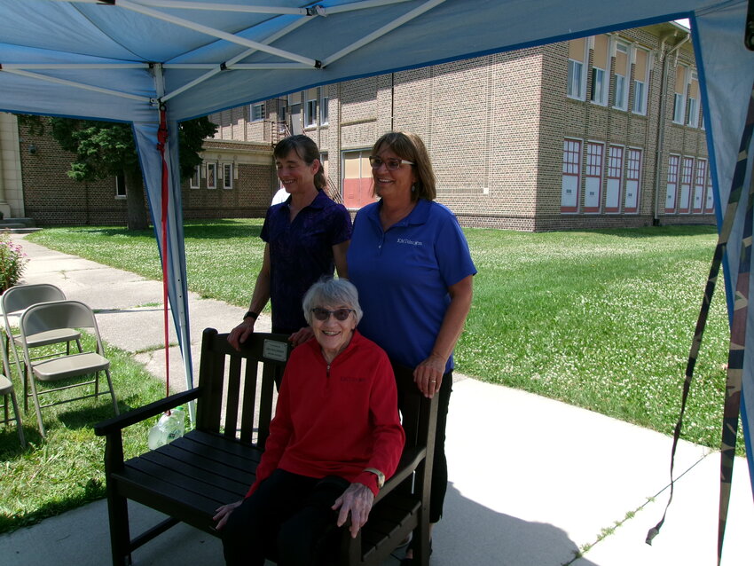 Dee Tollefson with daughters Beth and Mary