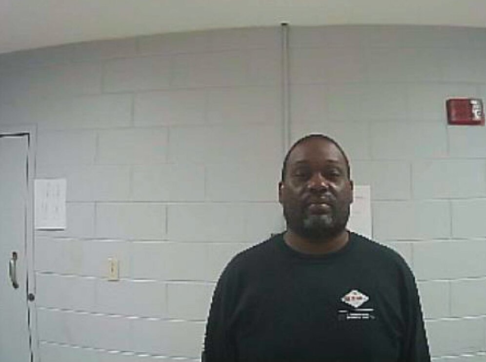 Jail guard arrested for inmate sex - Vimarsana News