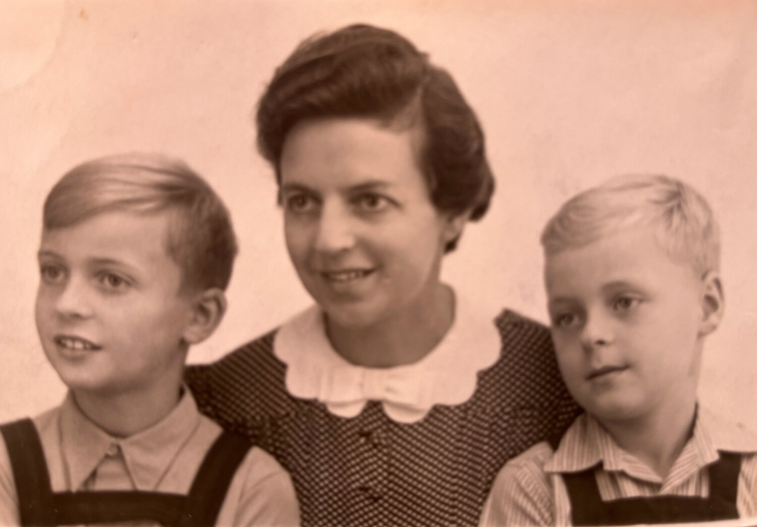 Peter Laue, right, is pictured with his brother and mother in 1942.
