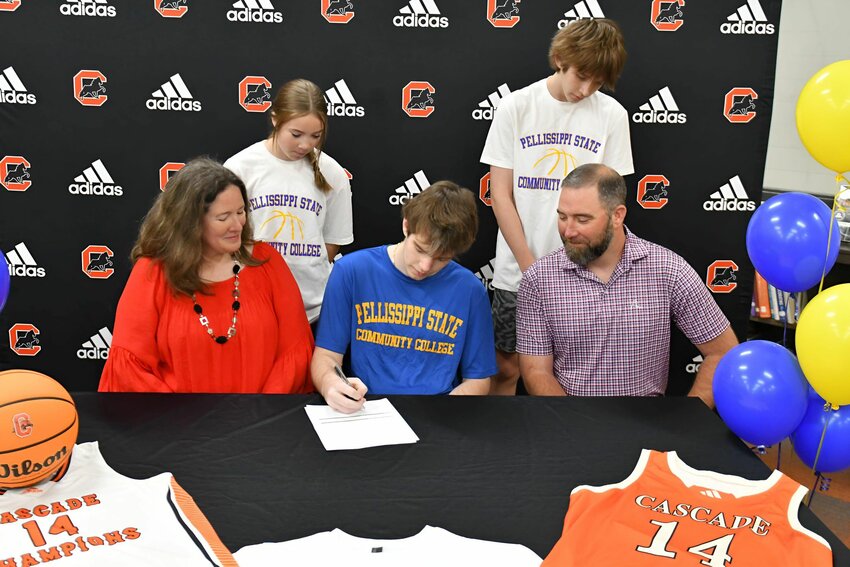 Isaac McElroy (center) officially signs with Pellissippi State CC on Monday.