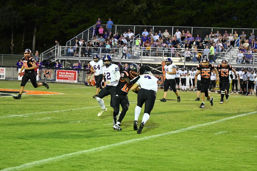 Nyles Barnett (4) finished with over 400 total yards and 4 total TDs on Friday night.