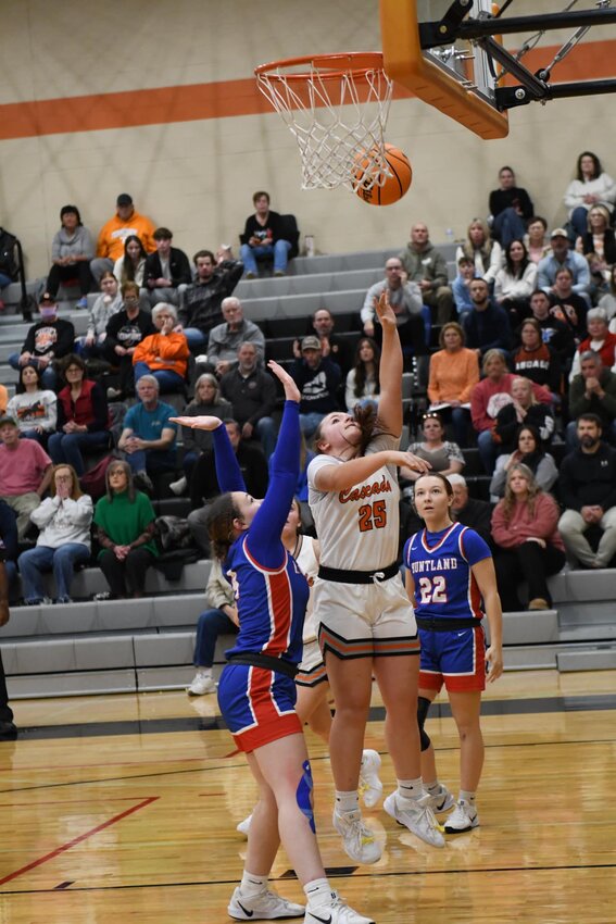 Jocelyn Laughlin (25) lays in her only 2 points of the game in the 4Q.