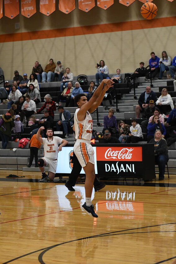 Jason Cullum (3) connects on one of his six 1H three-pointers in Friday's win.
