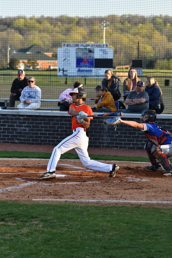 Xyakaiah Dixon (5) went 1-3 at the plate with a 2-RBI double and a walk in Tuesday's win over the Hornets.