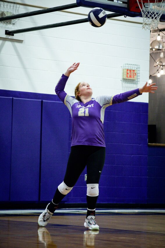 Brooklyn Yoes (21) returns for her junior season as the team captain and as an instrumental setter for the Viqueens. She finished with the fourth-most kills (93), the third-most digs (235), and the most assists (480) on the team last season.
