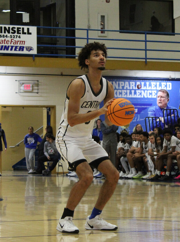 Tae'Shawn Shelton (3) scored 14 points in Tuesday's loss to Tullahoma.
