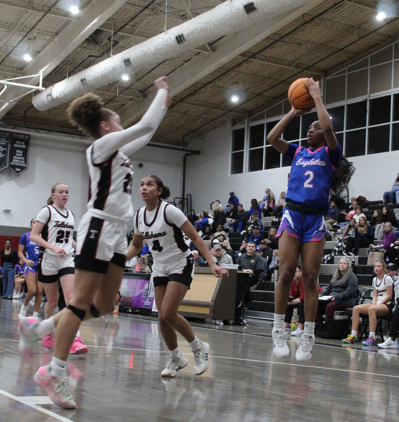 Janiya Leslie (2) scored 13 points in Tuesday's loss to the Wildcats.