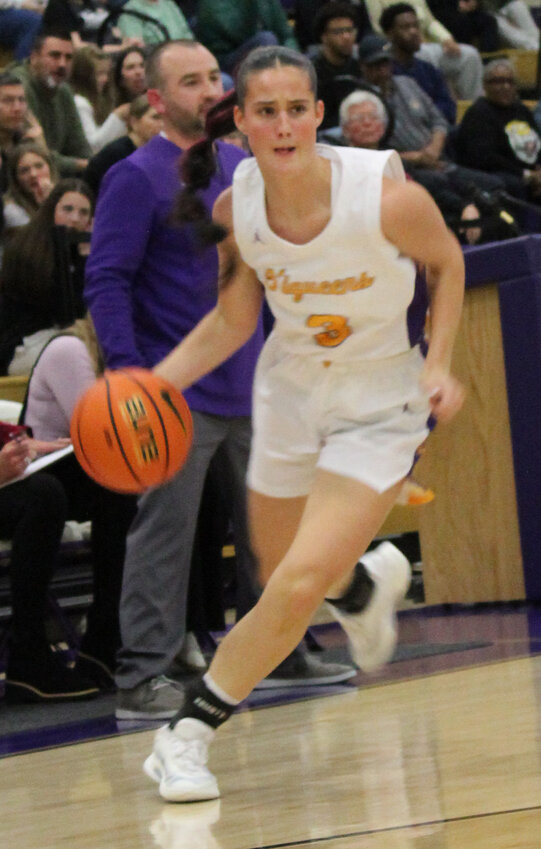 Anna Haskins (3) scored 19 points for the Viqueens in Tuesday's loss to Cascade.