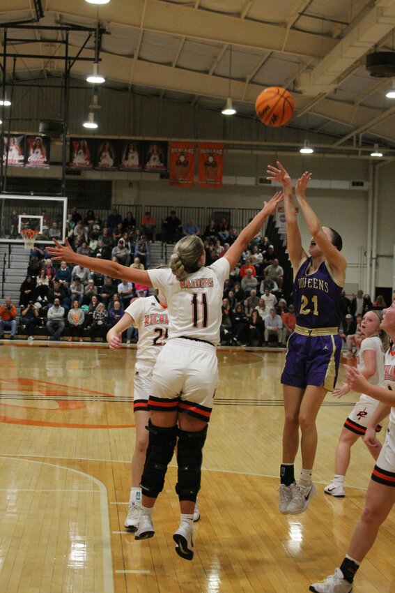 Sara Flanagan (21) scored five points in the Viqueens' non-district loss on Friday night at Richland.