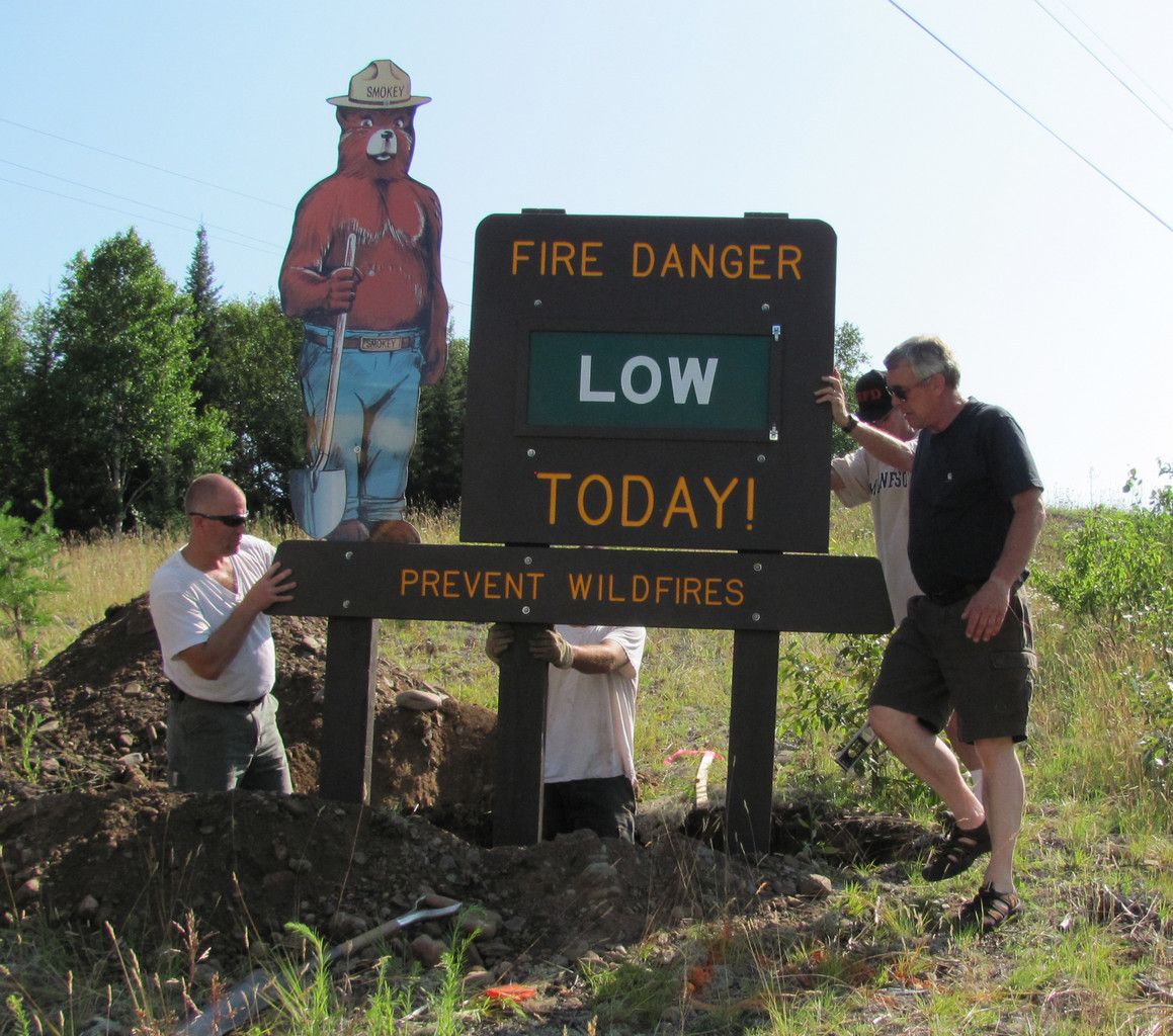Eagles Nest volunteers and a two workers from Lake Country Power set up the new fire danger sign on Hwy. 169. The crew included members of the Eagles Nest Fire Department Dean Dowden, Dan Humay, Fire Chief Jim Sutherland and Bud Rich, and township supervisor Larry Anderson.