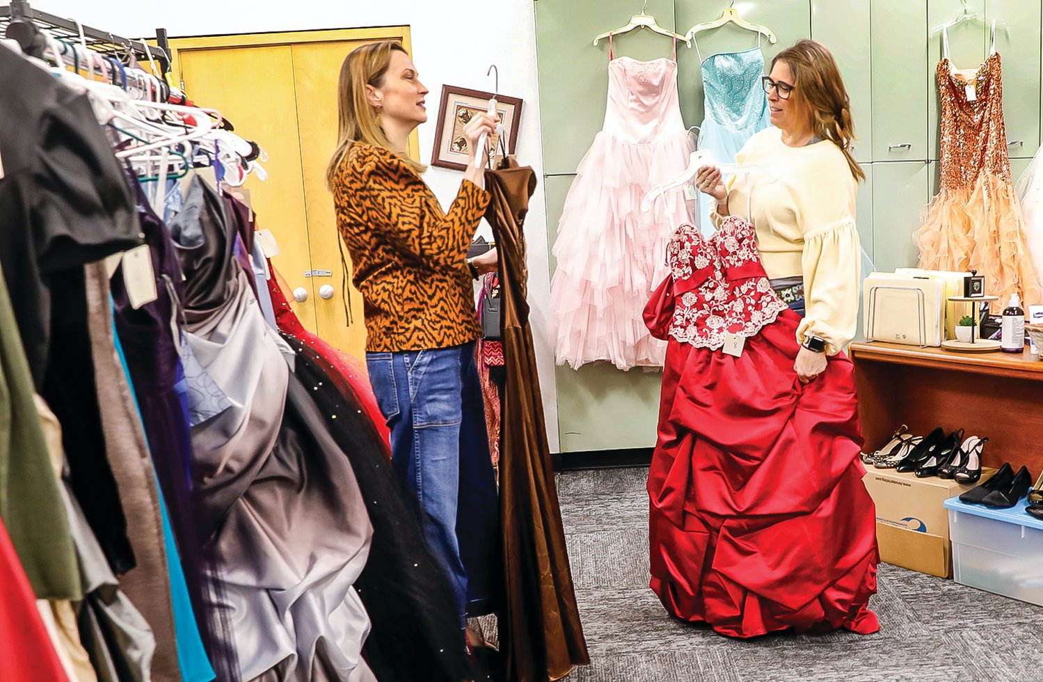 Prom Pop-Up a hit | The Timberjay - Vimarsana News