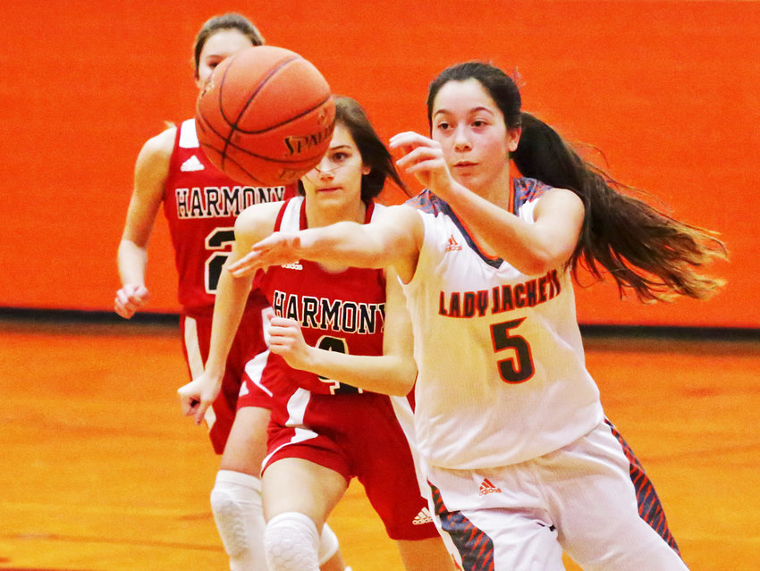 Kapri Riley of Mineola fires a pass ahead to feed a Lady Jacket fast break.